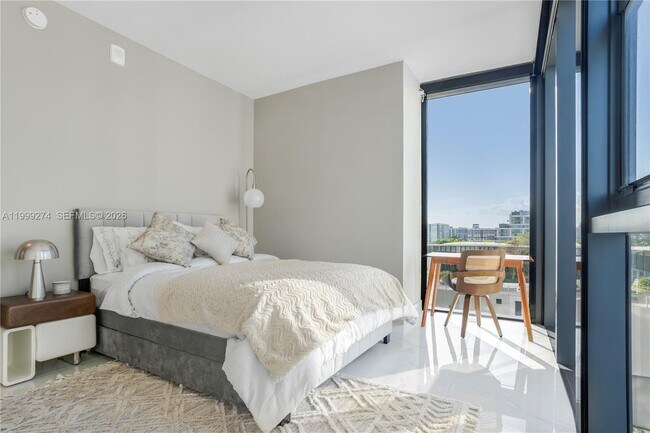 Building Photo - 700 NE 24th St