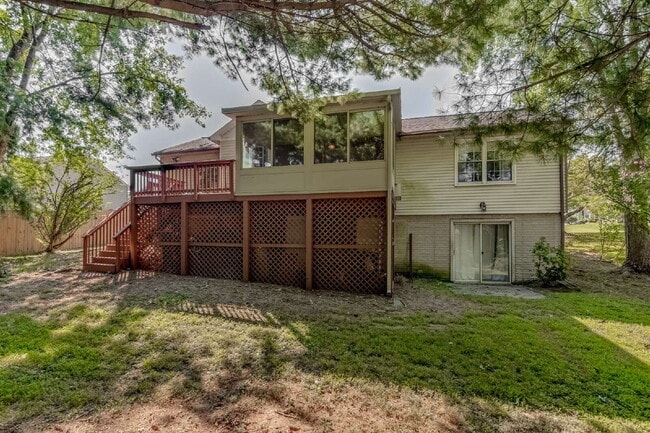 Building Photo - Modern Comfort and Convenience Await