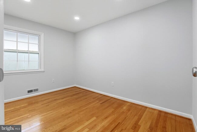 Building Photo - 5023 King Richard Dr