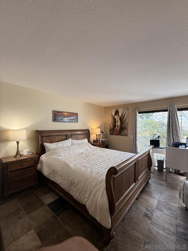 Building Photo - 524 Via De La Valle