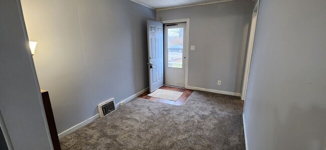 Building Photo - Spacious 3 Bedroom, 1 Bathroom with bonus ...