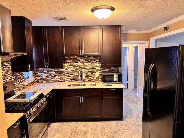 Building Photo - 912 Iowa St