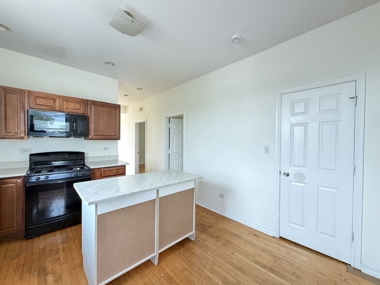 Building Photo - 2537 N Kildare Ave