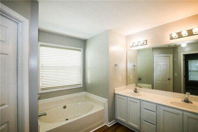Building Photo - 2158 Staunton Dr