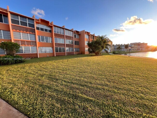 Building Photo - 1591 NE Miami Gardens Dr