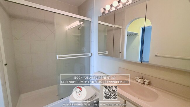 Building Photo - 1BD/1BA in Emeryville, Features stunning marina views! Amenities, water, garbage, and 1 parking s...