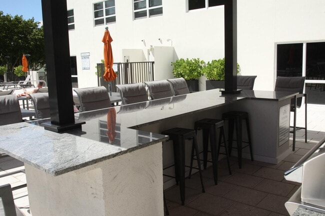 Building Photo - 340 Sunset Dr