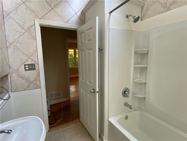 Building Photo - 1975 Clearwater Dr SE