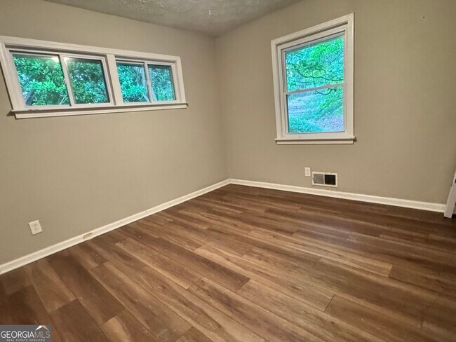 Building Photo - 452 Windsor Dr SW