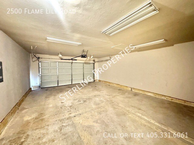 Building Photo - 2500 Flame Lily Rd
