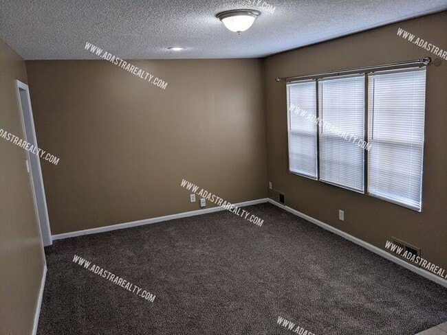 Building Photo - Updated South KCMO Home-Available NOW!!