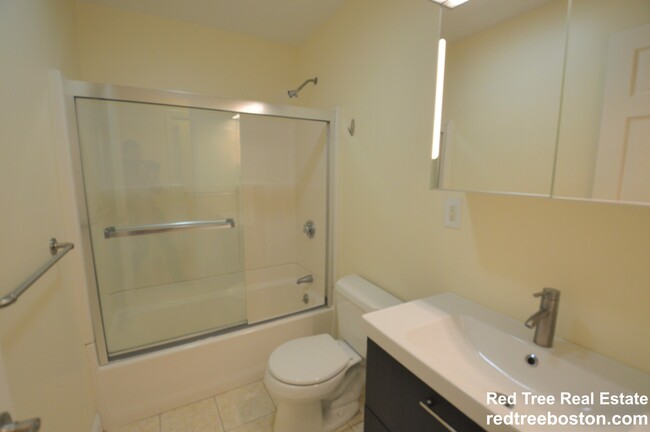 Apt 4 - 1803 Beacon St