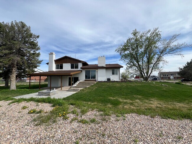 Building Photo - Newly Remodeled 3 Bedroom/2.5 Bathroom Hou...