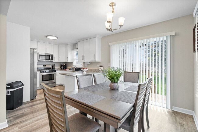 Building Photo - 820 Shawnee Dr