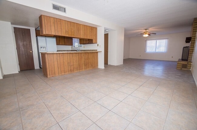 Building Photo - Welcome to this delightful 3-bedroom, 2-ba...