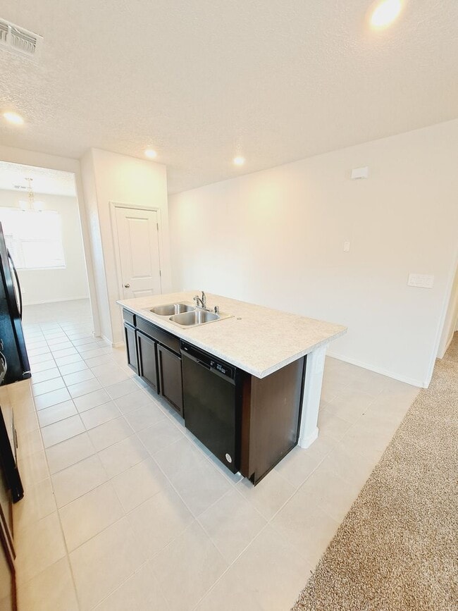 Building Photo - Beautiful 3 Bedroom 2 Bathroom located in Huning Ranch