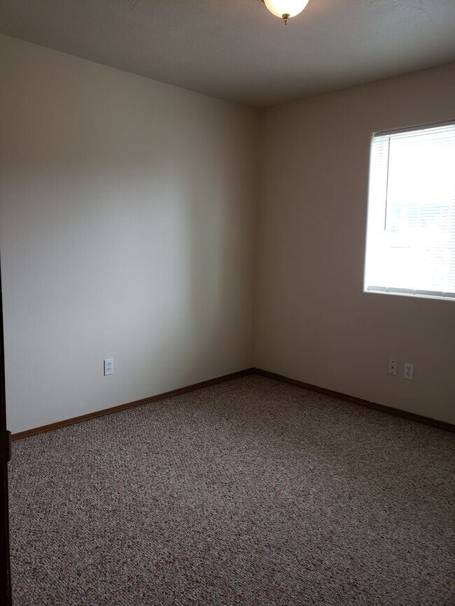 Building Photo - Wonderful Updated 3 bedroom 2 Bath 3 level Duplex in Post Falls.