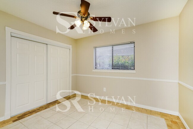 Building Photo - Fall in love with this 3 bedroom, 2 bathro...