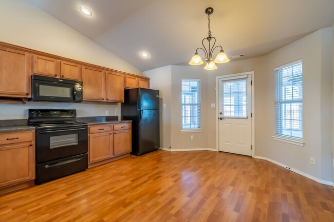 Building Photo - 7827 Huntington Way