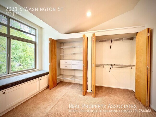 Building Photo - 2031 S Washington St