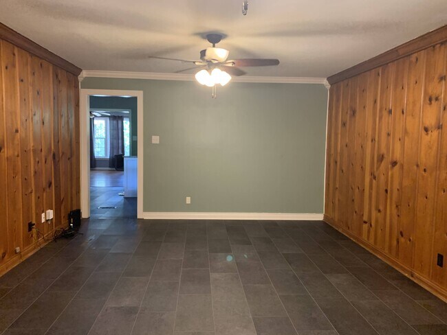 Building Photo - Branch