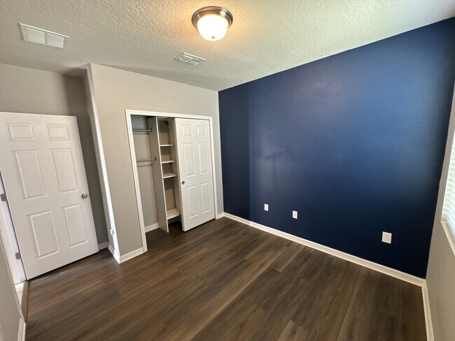 Building Photo - 512 Mckenna Dr