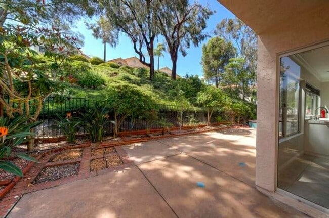 Building Photo - Beautiful 4Br/2.5Ba Home With Private Yard In Shadowridge!!