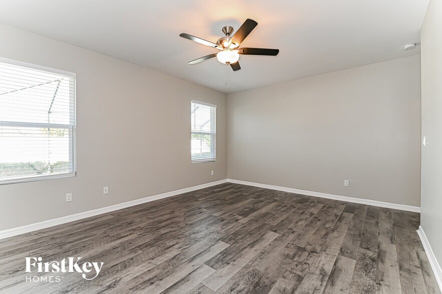 Building Photo - 1716 SW 1st Ave