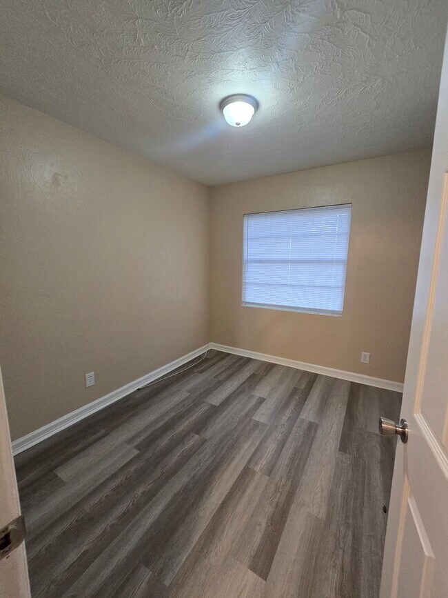 Building Photo - 1001 N Bracewell Dr