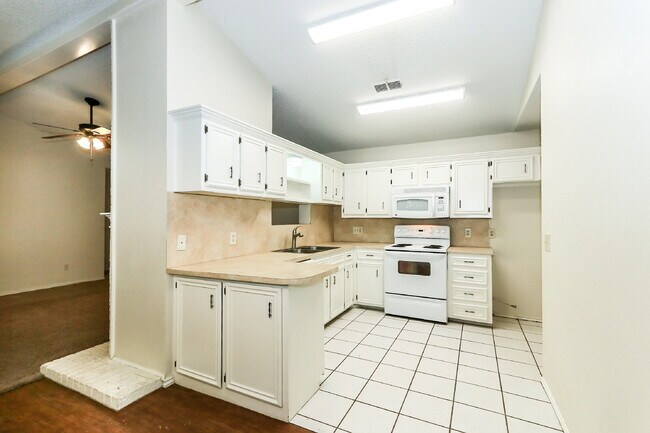 Building Photo - Upscale Townhouse in Great Area