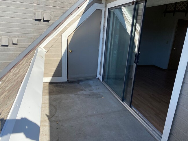 Building Photo - NICE TOP FLOOR APARTMENT IN LITTLETON!!!