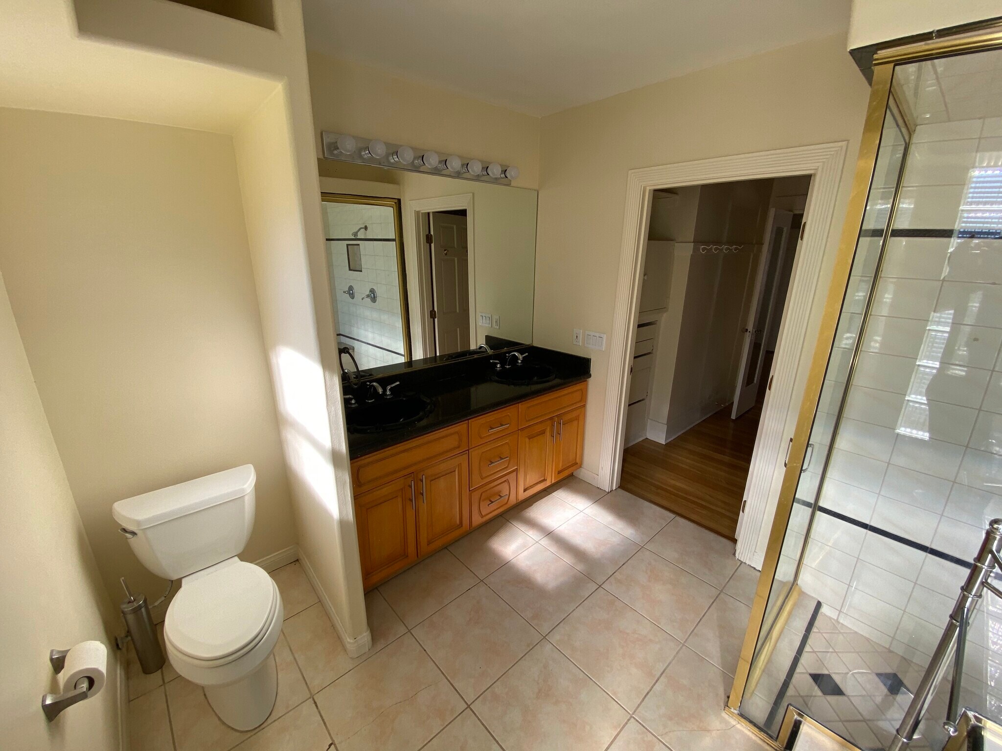 En Suite Bathroom - 1947 Kelton Ave