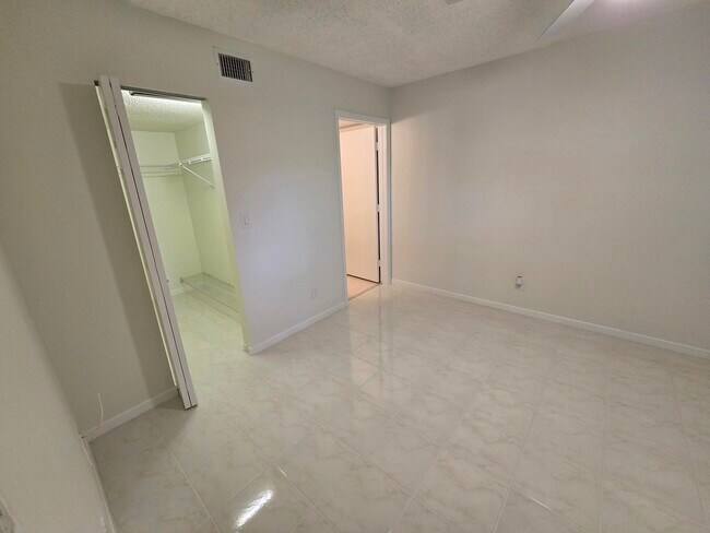 Building Photo - 9413 Boca Cove Cir