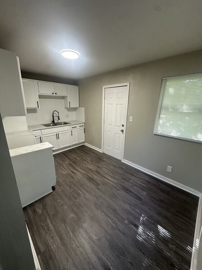 Building Photo - 3920 Spruce Ave