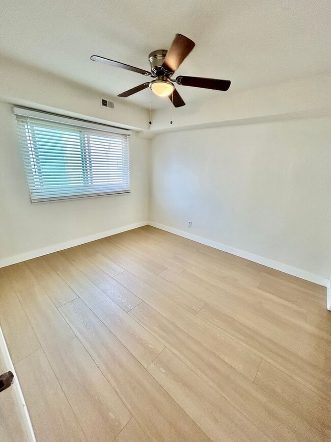 Building Photo - Spacious 2 Bed / 1 Bath Apartment in the Heart of South Park!
