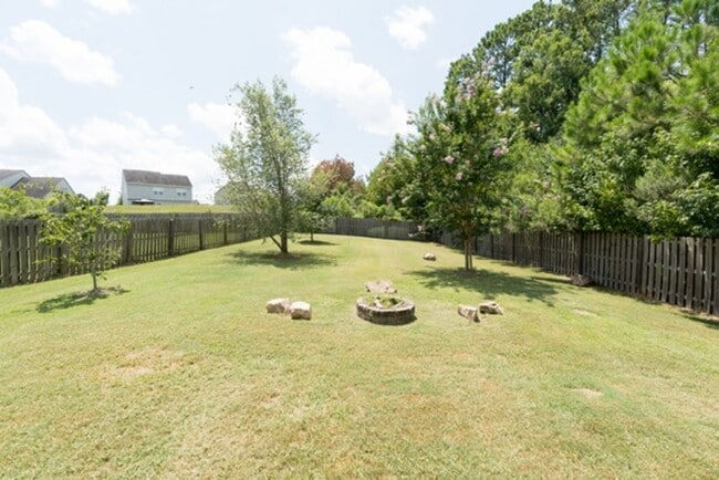 Building Photo - 3 Bedroom 2.5 Bath With Large Backyard