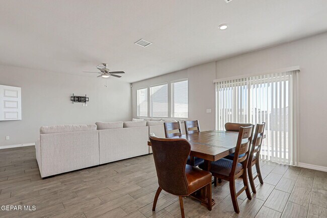 Building Photo - 13130 Oakhampton Ave