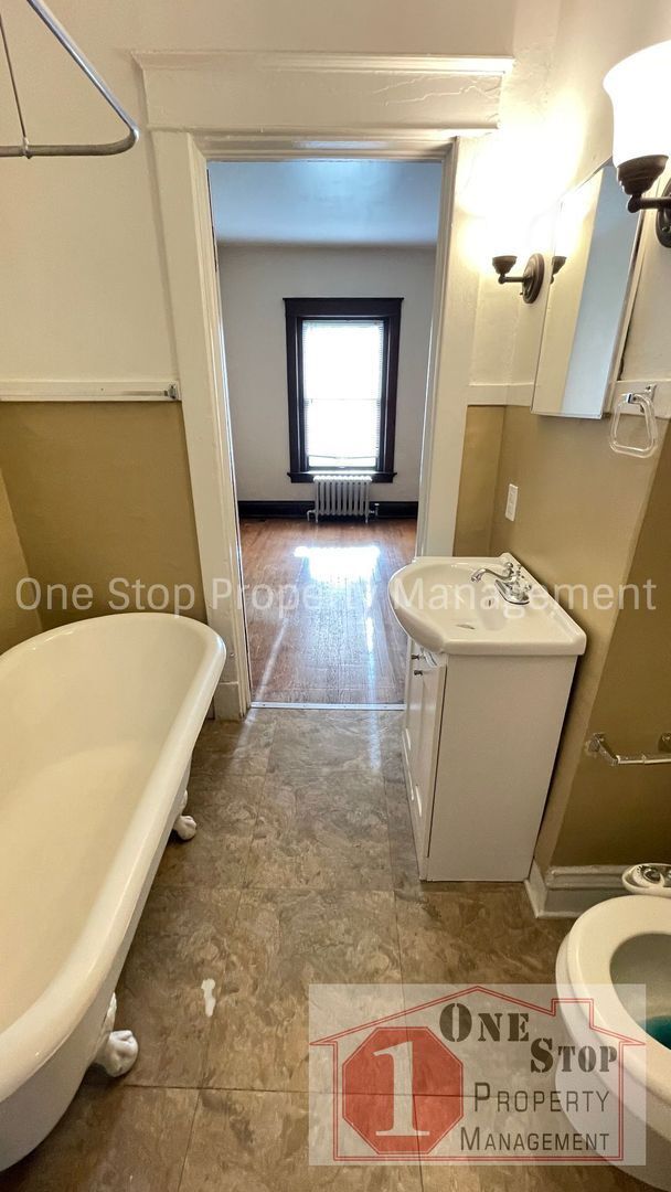 Building Photo - Gorgeous and Unique 2 Bedroom, 1 Bathroom ...