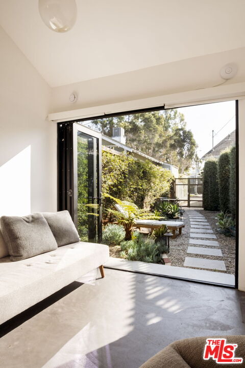 Building Photo - 601 Crestmoore Pl