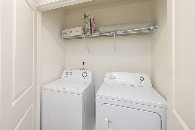 Building Photo - Charming 3-Bedroom End Unit Townhome Near Jack Alexander Blvd - MOVE IN SPECIAL