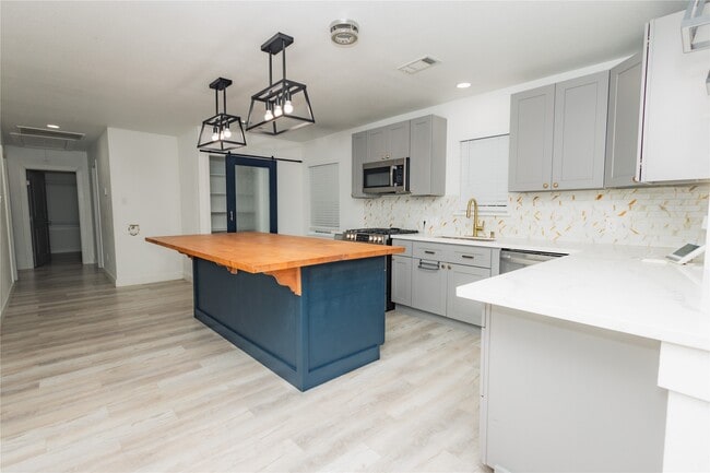 Building Photo - 2202 4th St