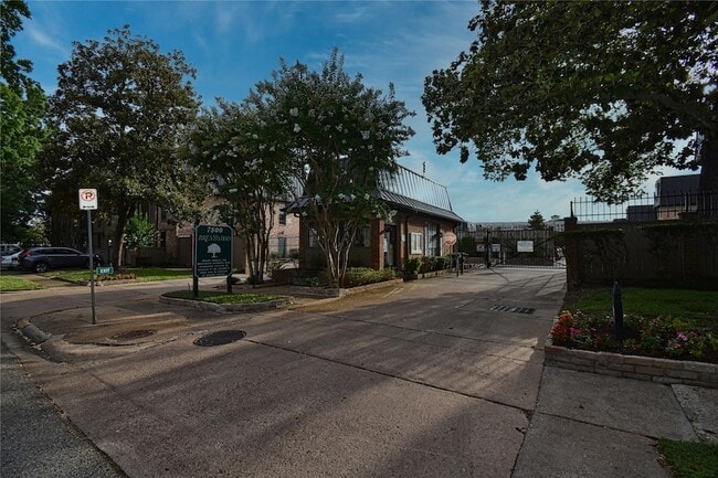 Building Photo - 2425 Underwood St