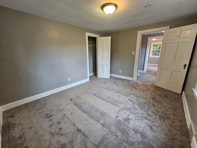 Building Photo - Kent 4 bedroom 1.5 bath house for rent