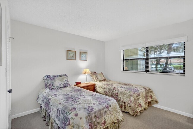 Building Photo - 7410 S Ocean Dr