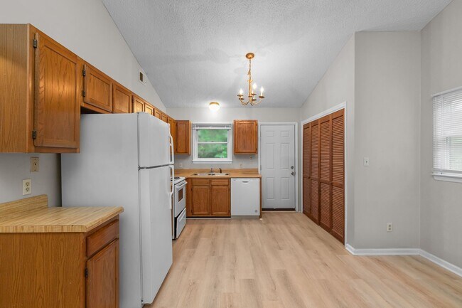 Building Photo - 2 Bedroom 1 Bathroom Duplex
