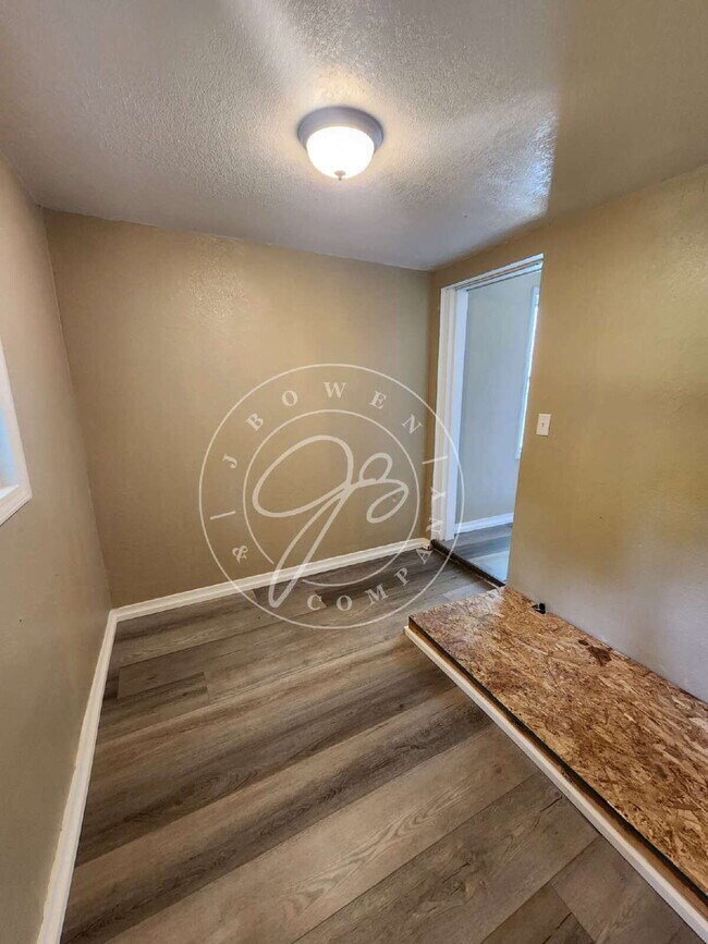Building Photo - 3 bed 1 bath ready to call home! $400 depo...