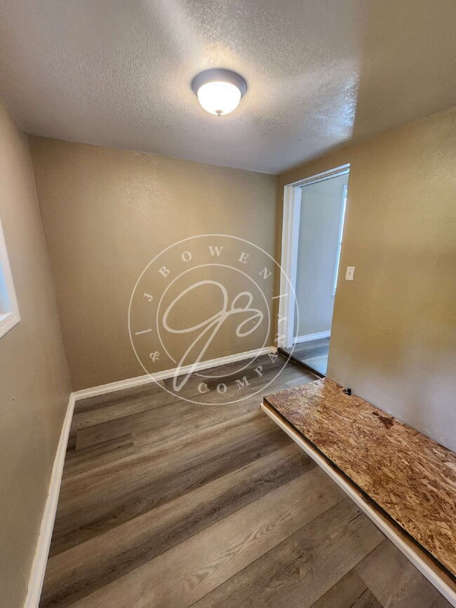 Building Photo - 3 bed 1 bath ready to call home
