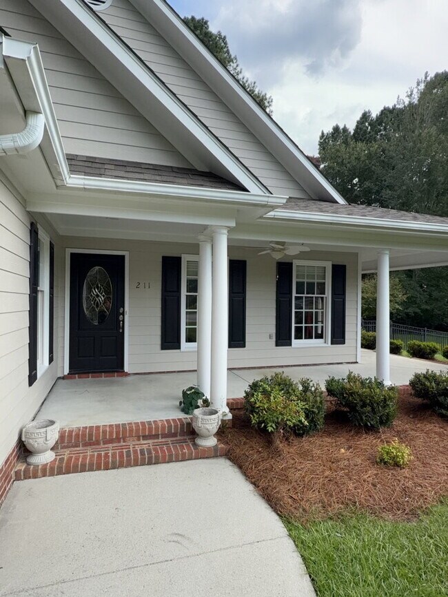 Building Photo - Beautiful 4 Bedroom, 3 Bath Home-211 Bethesda Ct.