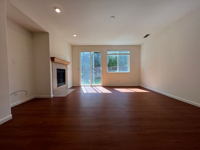 Building Photo - Spacious Folsom Parkway Home Near Park wit...