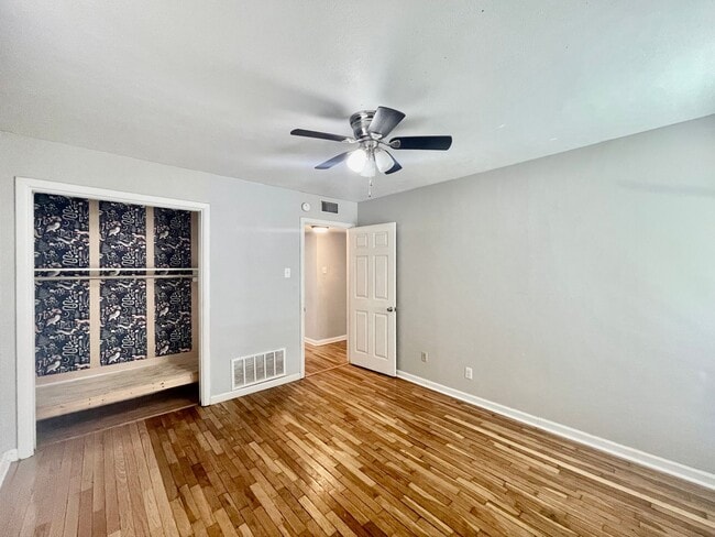 Building Photo - 4 Bedrooms in Oak Heights